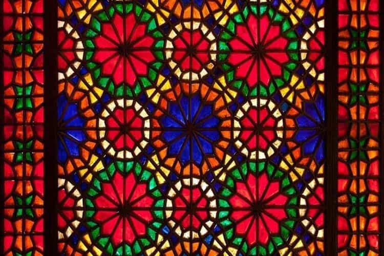 دکوراسیون با شیشه رنگی